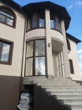 Остекление загородного дома и его крыльца Остекление крыльца загородного дома