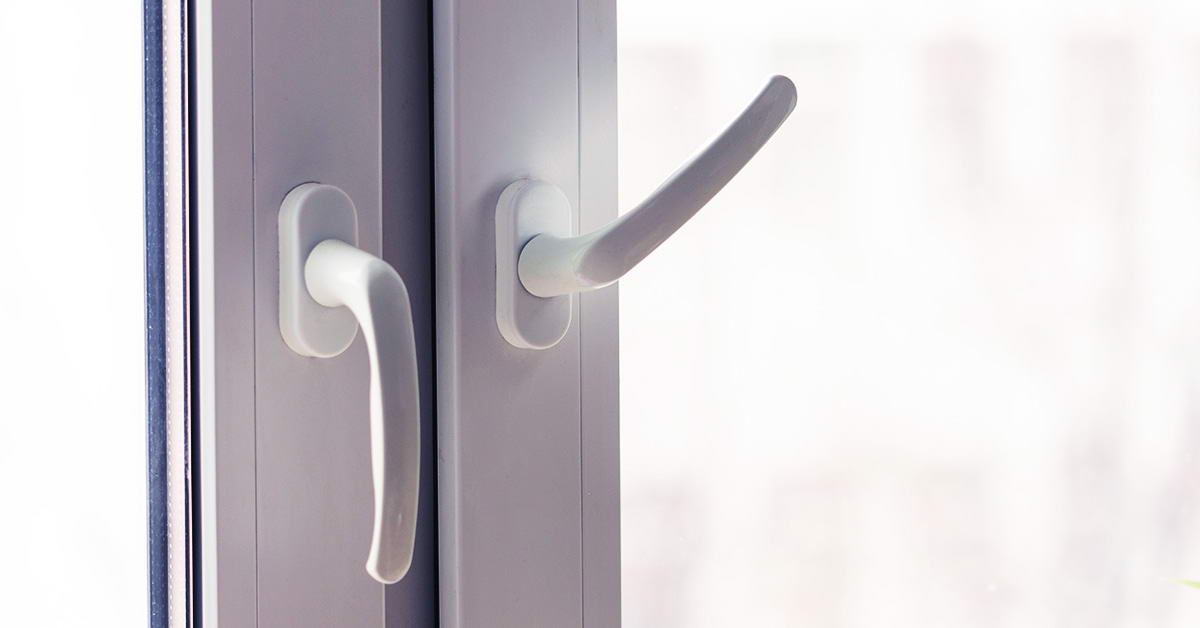 Пластиковое окно в режиме микропроветривания Пластиковое окно в режиме микропроветривания