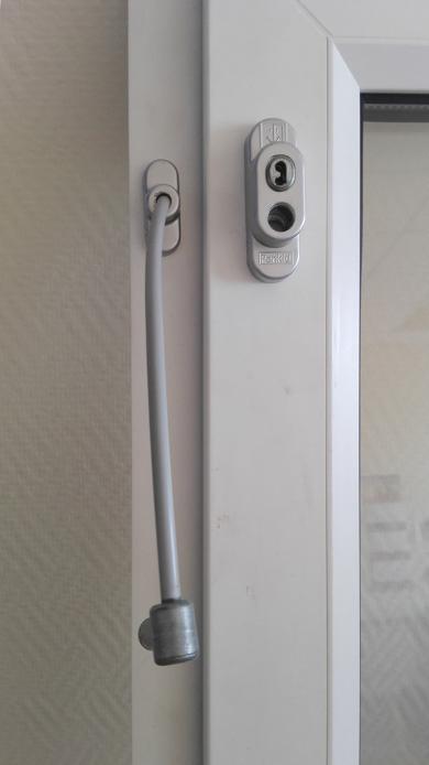 Замки на окна от детей Замок на окна для детей