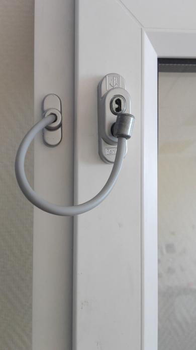 Замки на окна от детей Замки на пластиковые окна для детей