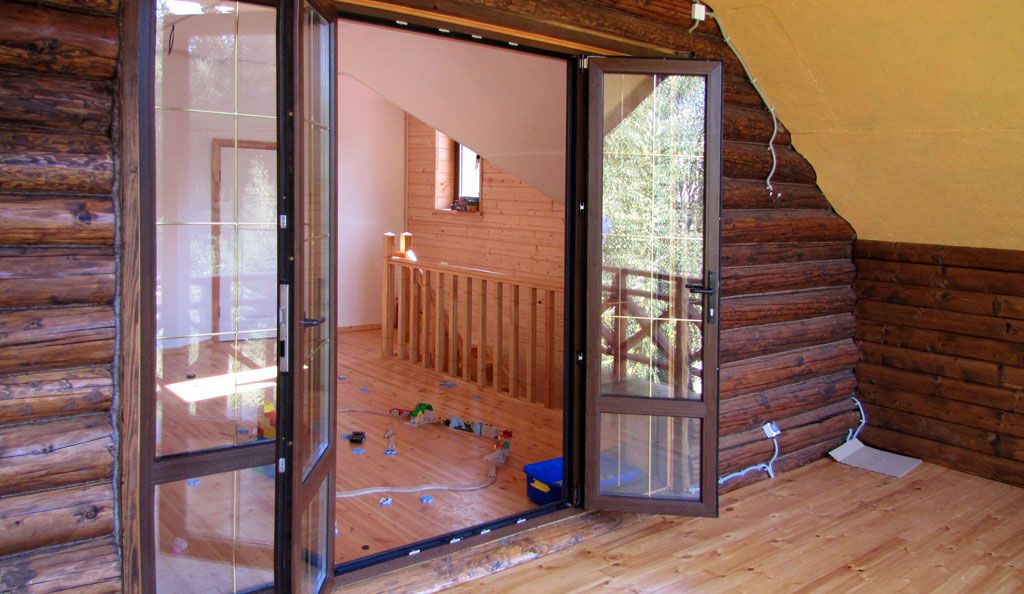 Распашная межкомнатная дверь в деревянном коттедже Распашная межкомнатная дверь в коттедже, Железнодорожный