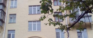Производство и установка ПВХ-окон в подъезде жилого дома, Москва